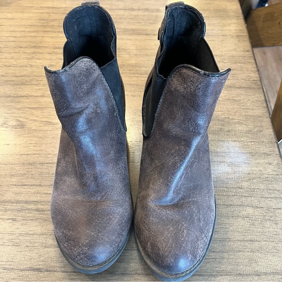 cute ankle boots
brand soda
size 8
good condition - Picture 2 of 5